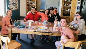 Nathalie Béranger (à gauche), conseillère régionale, invitée à la table de Sophie Fitte, de L’Arche Grenoble, avec des résidents passionnés par leurs activités du foyer de Meylan.