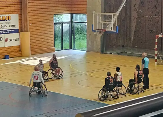 Retour sur la victoire sur le fil du Meylan Grenoble Handibasket face à Meaux 2, ce samedi après-midi au gymnase du Charlaix. Un match intense jusqu’à la dernière minute !