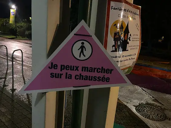 Les panneaux ludiques fleurissent aux Aiguinards