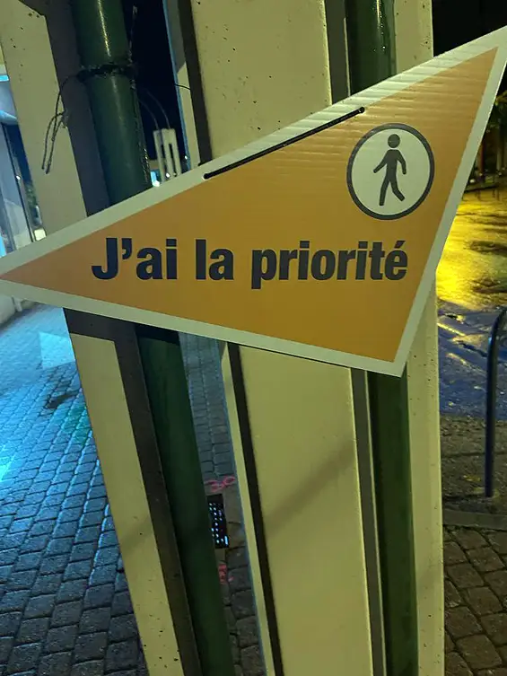 Les panneaux ludiques fleurissent aux Aiguinards