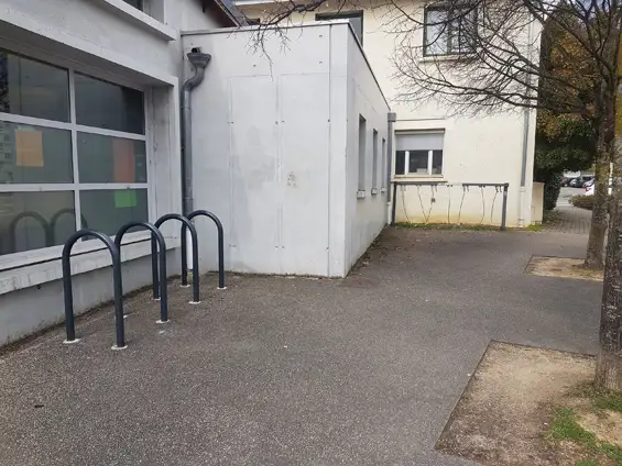 PARKING À VÉLOS RUE DES AIGUINARDS - UN GAG !