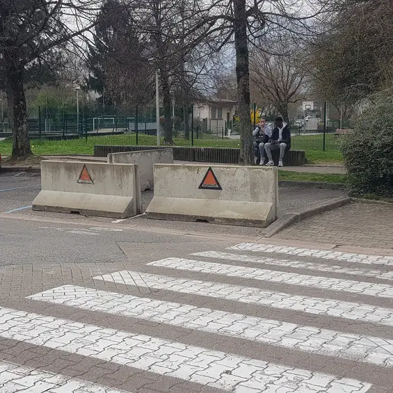 PARKING À VÉLOS RUE DES AIGUINARDS - UN GAG !