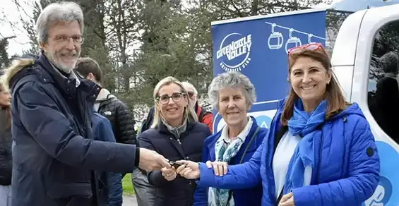 Sandrine XChaix à la joie de remettre les clé du minibus à Richard Goux, co-president du Grenoble volley université club en présence de Catherine Boltz et Nathalie Béranger