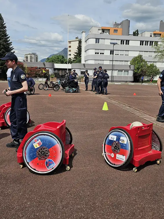 Journée de sensibilisation au handicap pour les jeunes de l’Association des Cadets de la Gendarmerie Nationale de l’Isère, soutenue par la Région Auvergne-Rhône-Alpes, qui a notamment financé leurs tenues.