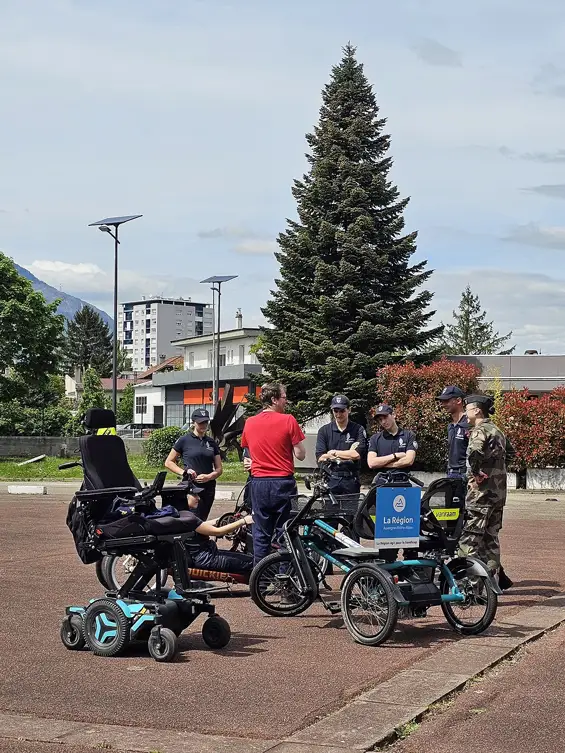 Journée de sensibilisation au handicap pour les jeunes de l’Association des Cadets de la Gendarmerie Nationale de l’Isère, soutenue par la Région Auvergne-Rhône-Alpes, qui a notamment financé leurs tenues.