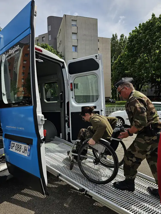 Journée de sensibilisation au handicap pour les jeunes de l’Association des Cadets de la Gendarmerie Nationale de l’Isère, soutenue par la Région Auvergne-Rhône-Alpes, qui a notamment financé leurs tenues.